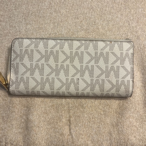 Michael Kors Large Zipper Wallet - Picture 2 of 4